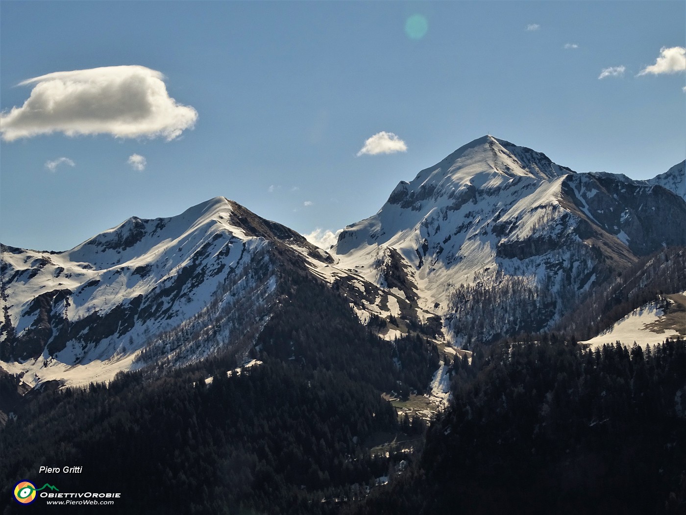 22 Zoom verso Monte  Cavallo (2322 m) e Cima dei Siltri (2175 m) ancora ben innevati sui versanti nord.JPG